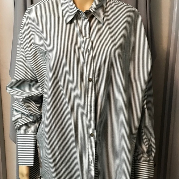 Button down blouse 👚 - Picture 3 of 8